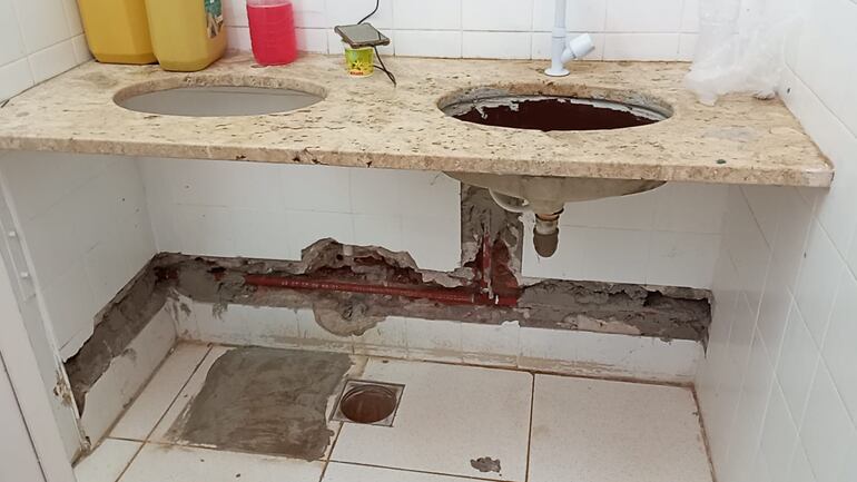El área de lavatorio del baño del Incan de la zona de quimioterapia se encuentra en pésimo estado.