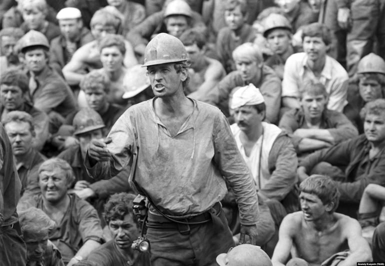 Mineros soviéticos en huelga, 1989. Fotografía de Anatoly Kuzyarin.