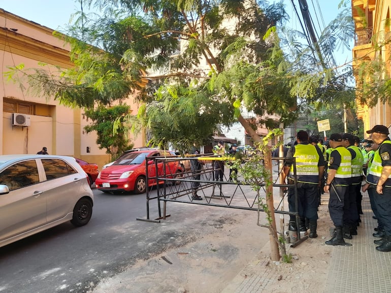 Fuerte dispositivo de seguridad ante protesta de trabajadores de la salud en Asunción