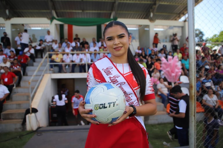 Reina de la Liga Curuguateña en el acto de inauguración del nuevo torneo en el Estadio "César Ramírez".