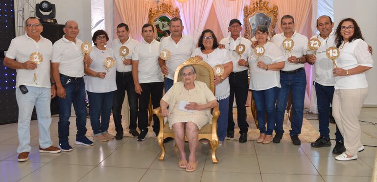 Doña Kipi rodeada de sus hijos, en la celebración de sus cien años de vida.