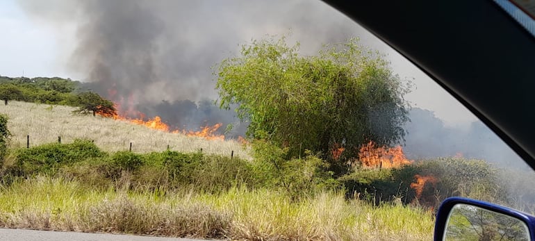 Incendio devasta diez hectáreas en Pilar y pone en peligro el barrio Ytororó