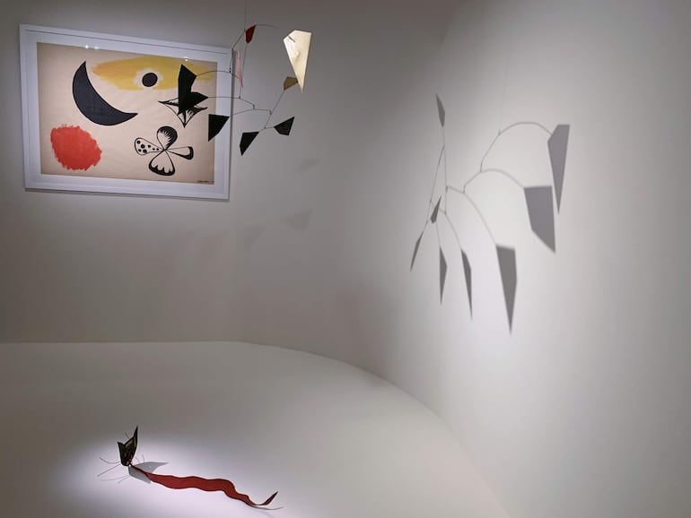 Vista de la obra 'Escultura móvil' de Alexander Calder que forma parte de la exposición dedicada a Jacques Prévert en el Museo de Montmartre en París, Francia.  