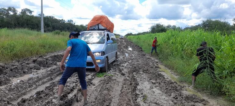 Escenas como estas de nuevo se volverán a ver, debido a que no se repararon los caminos durante la temporada seca.