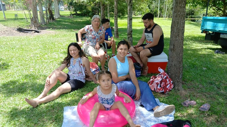 Nilsa Ocampos oriunda de Mariano Roque Alonso llegó con su familia para disfrutar del balneario.