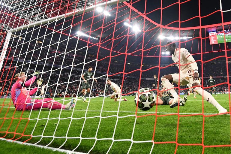 MUNICH (Germany), 18/02/2025.- Alphonso Davies of Bayern celebrates scoring the equalizer during the UEFA Champions League knockout phase play-offs 2nd leg match between FC Bayern Munich and Celtic FC in Munich, Germany, 18 February 2025. (Liga de Campeones, Alemania) EFE/EPA/ANNA SZILAGYI
