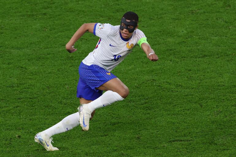 France's forward #10 Kylian Mbappe runs during the UEFA Euro 2024 quarter-final football match between Portugal and France at the Volksparkstadion in Hamburg on July 5, 2024. (Photo by Ronny HARTMANN / AFP)