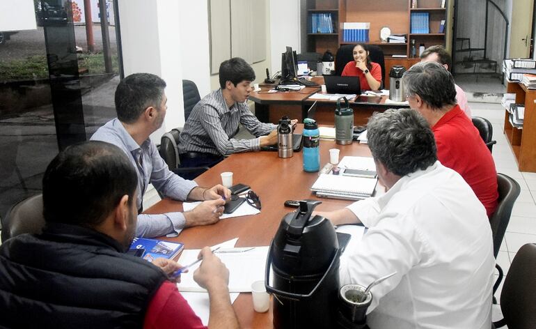 Lilian Muñoz (centro, de rojo), jefa de Gabinete de Transporte, dirigió la reunión con los representantes de transportistas  para definir detalles de interés de los empresarios que inciden en los pagos de subsidios.