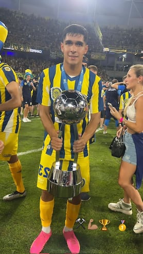 Giovanni Bogado exhibe el trofeo que conquistó con Rosario Central al ganar la Copa de la Liga argentina.