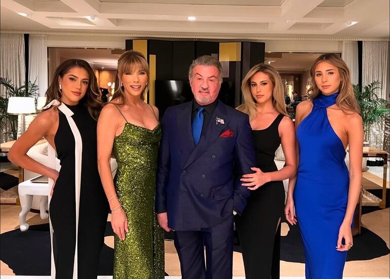 Sylvester Stallone rodeado de su esposa Jennifer Flavin y sus tres hijas.