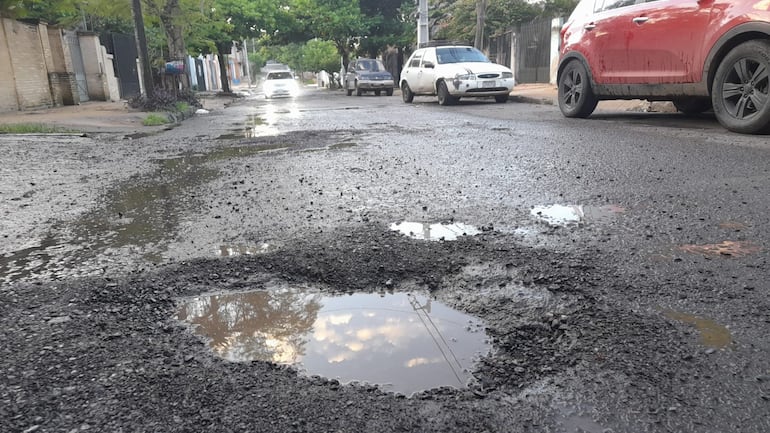 Baches en Lisboa y Juan León Mallorquín, a tres cuadras de Carlos Antonio López.