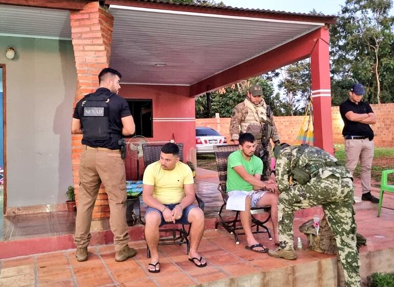 La Senad capturó a dos hombres que serían los dueños de un cargamento de marihuana incautado el año pasado.