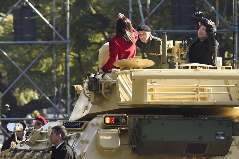 El presidente de Argentina, Javier Milei (derecha), saluda desde un tanque en el desfile militar de las Fuerzas Armadas de Argentina, en el marco de los festejos del Día de la Independencia este martes, en Buenos Aires (Argentina).