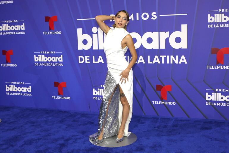 La cantante argentina María Becerra posa en la alfombra azul de los premios Billboard de la Música Latina.