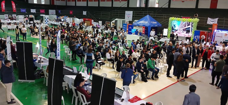 Masiva asistencia ese registró en la Expo Empleo que se realizó este viernes en Ciudad del Este.