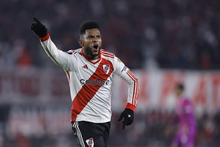 Miguel Borja de River celebra un gol este martes, en un partido de la fase de grupos de la Copa Libertadores entre River Plate y Libertad en el estadio Monumental en Buenos Aires (Argentina).