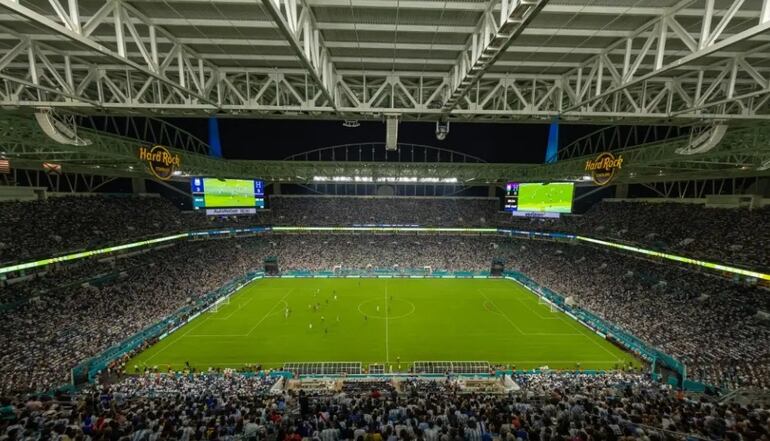 El Hard Rock Stadium es un estadio multideportivo ubicado en el suburbio estadounidense de Miami Gardens, al norte de Miami, Florida.