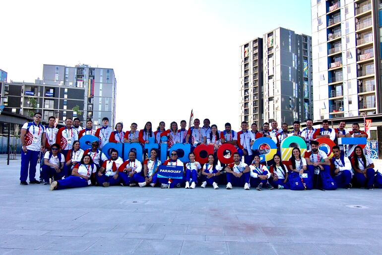 El Team Paraguay en la Villa Panamericana con la última foto antes de la clausura.