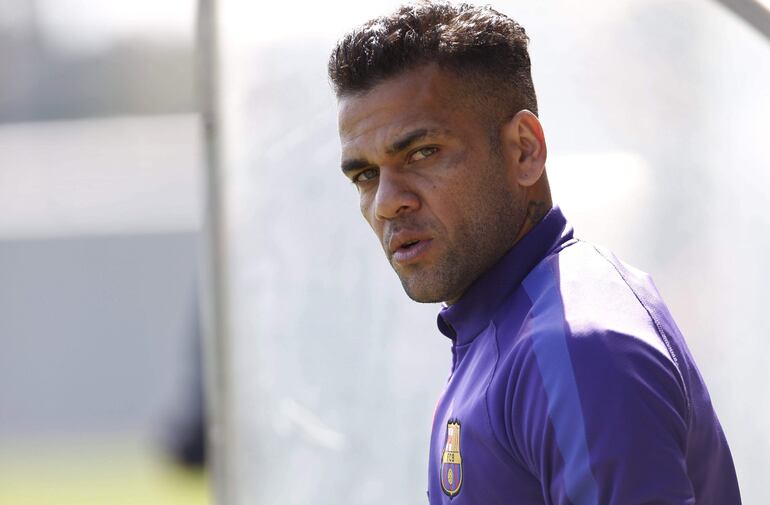 Fotografía de archivo del exjugador brasileño del FC Barcelona Dani Alves, al que la Audiencia de Barcelona ha condenado a 4 años y medio de cárcel por violar a una joven en el baño de un reservado de la discoteca Sutton de Barcelona la noche del 30 diciembre de 2022.