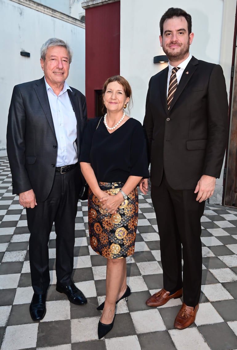 Eduardo Bouzout, embajador de Uruguay, Mónica Riquetti y Juan Pablo Artaza, encargado de Negocios de la Embajada de Perú. 