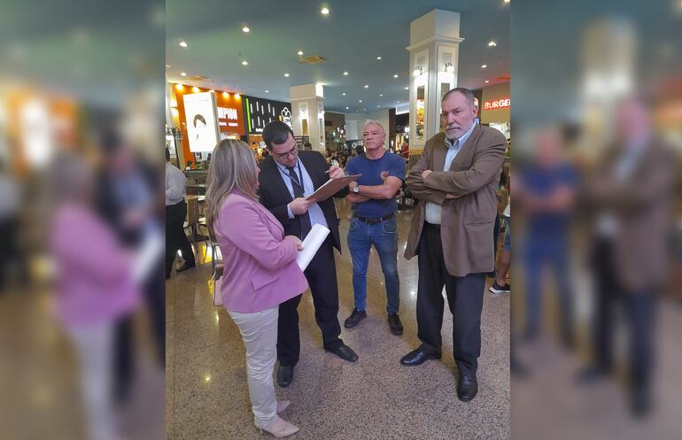 La comitiva encabezada por la jueza Sara Figueredo se constituyó en los locales situados en el predio de las siete hectáreas. Aquí, en el patio de comidas del Shopping París.