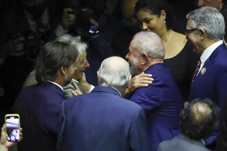 El expresidente de Uruguay José Mujica, junto al actual presidente uruguayo, Luis Lacalle Pou, saludan al nuevo presidente de Brasil, Luiz Inácio Lula da Silva luego de su toma de poder.
