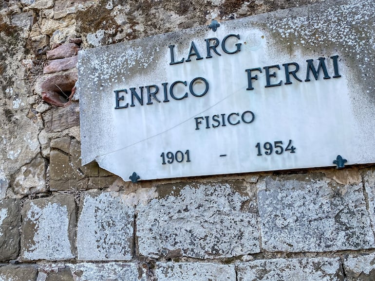 Señalización que toma nota de la vida de Enrico Fermi en el Instituto Galileo Galilei de Física Teórica y Observatorio Astronómico de Florencia, Italia.