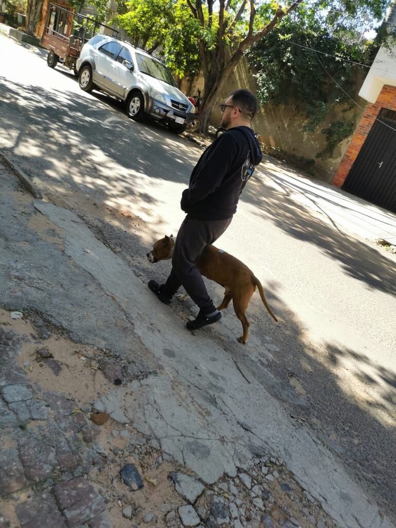 Juan Pablo Leiva Bozzo paseando al pitbull.