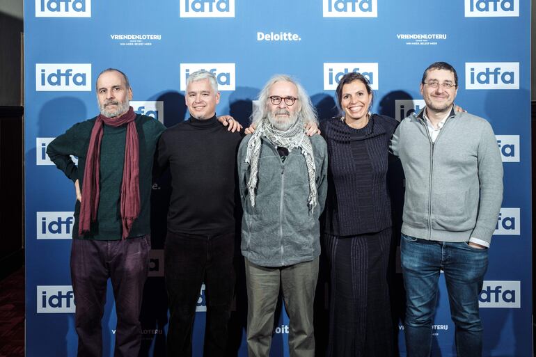 José Escobar, el director Sebastián Peña Escobar, el ecólogo Jota Escobar y los productores Agustina Chiarino y Xavier Rocher durante el estreno de "Los últimos" en Ámsterdam