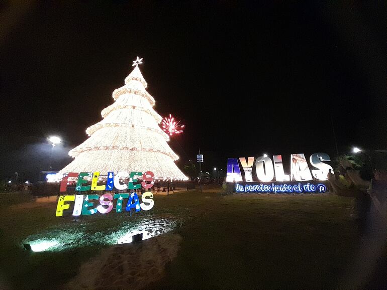 Video: habilitan gigantesco árbol navideño como atractivo turístico en Ayolas