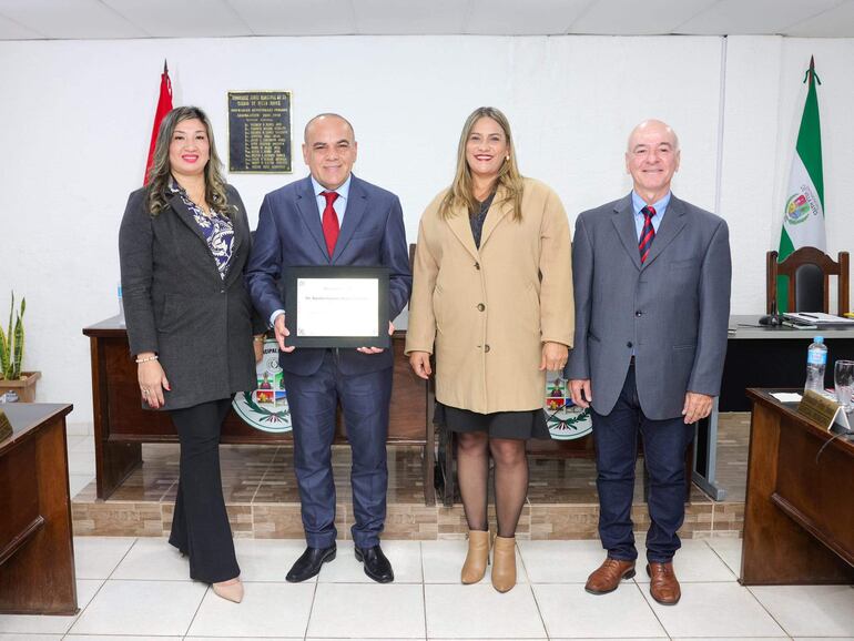 El presidente del Congreso, Basilio "Bachi" Núñez, junto a concejales y el intendente colorado Luis López (der.). Fue durante el reconocimiento realizado el 16 de julio de 2024.