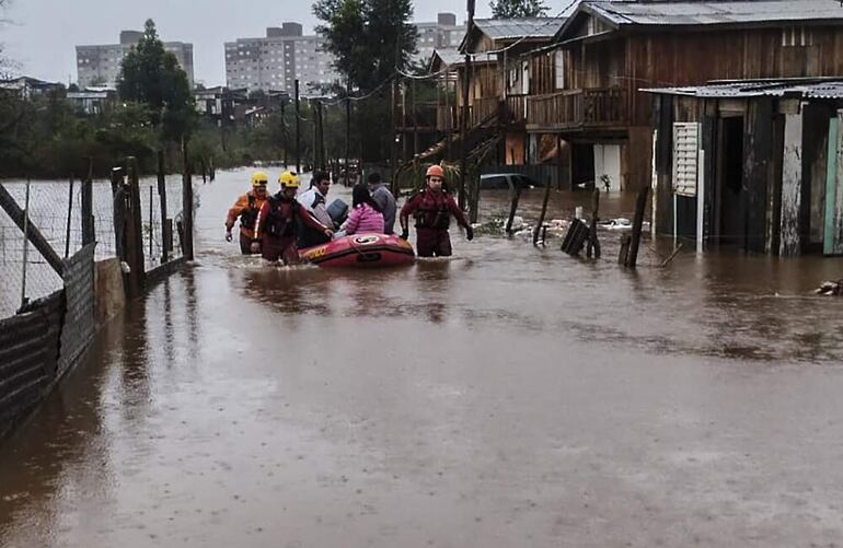 Fotografía cedida por el Cuerpo de Bomberos de Río Grande de las labores de rescate de personas tras el paso de un ciclón, en Passo Fundo (Brasil). El paso de un nuevo ciclón por el sur de Brasil ha causado, por el momento, cuatro fallecidos y daños en una veintena de municipios del estado de Rio Grande do Sul, fronterizo con Uruguay y Argentina, informaron este lunes fuentes oficiales. (EFE)