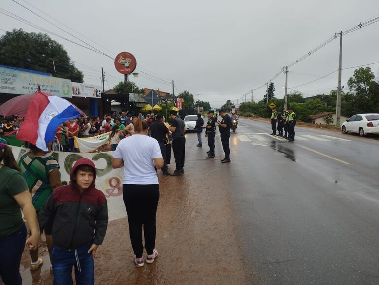 Protesta al costado de la Ruta PY01 solicitando expropiación de tierras en Ypané.