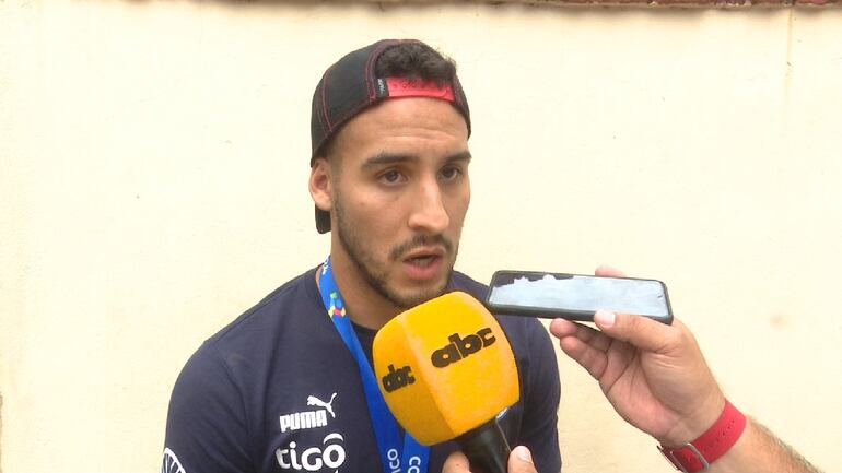 Fernando Cardozo, jugador de Olimpia, conversa con ABCTV en el reconocimiento realizado por el presidente de la República Santiago Peña en Mburuvichá Róga a los jugadores de la selección paraguaya Sub 23.