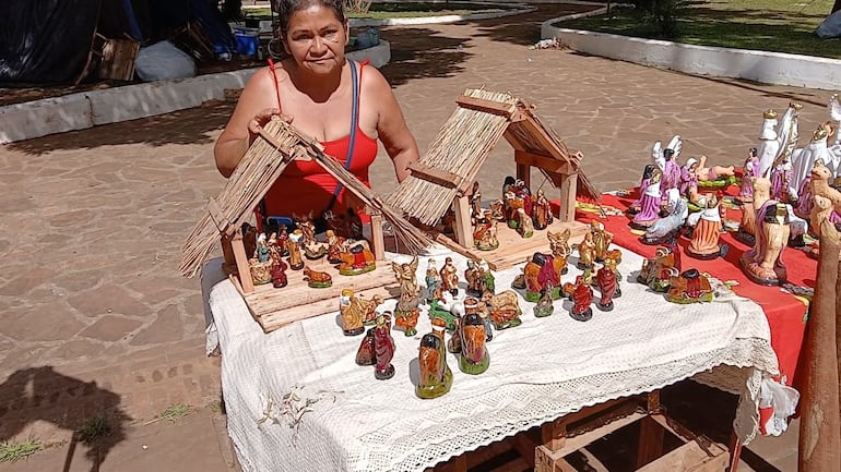 Felicita Duarte ofertando sus juegos de pesebre artesanales.