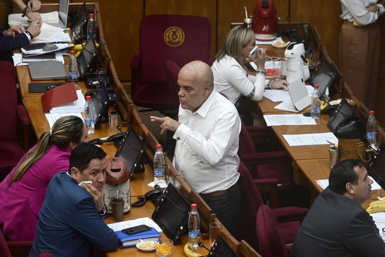 El líder del movimiento Honor Colorado Basilio "Bachi" Núñez se lo notó muy preocupado y nervioso durante la sesión de ayer, incluso insistió en la votación, cuando ya no había quorum en sala