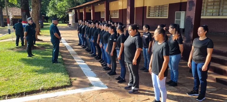 Las femeninas recibiendo sus primeras instrucciones por parte del comandante del Segundo Cuerpo de Ejército.