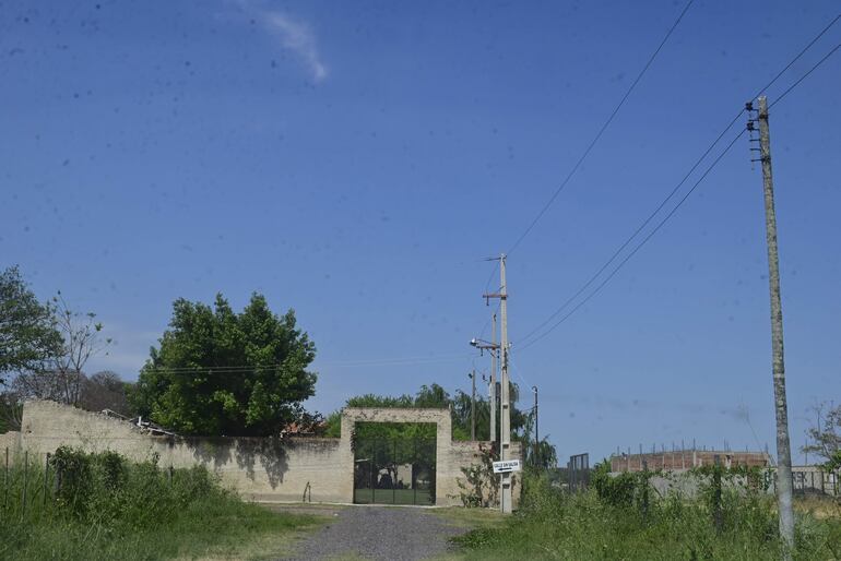 Una muralla de casi tres metros rodea una de las casas de Jardines de Remansito. Al lado se observa otra construcción en plena ejecución.