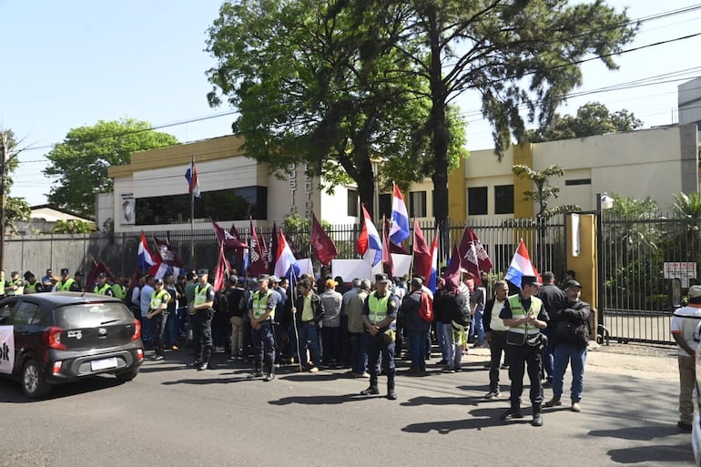 Impulsores de la iniciativa popular para ampliación de tarifa social de Ande presentándola ante el Tribunal Superior de Justicia Electoral (TSJE).