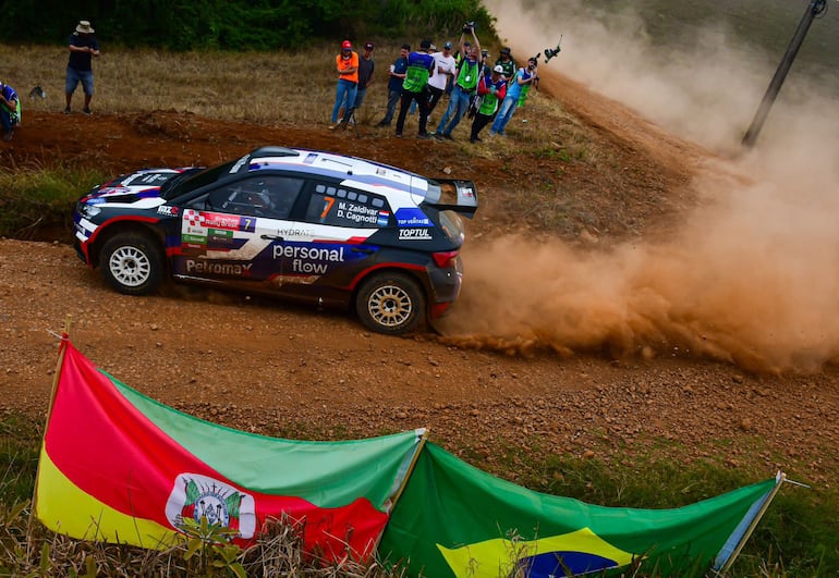 Migue Zaldívar y Diego Cagnotti, a bordo del Škoda Fabia RS Rally2, durante el shakedown ayer.