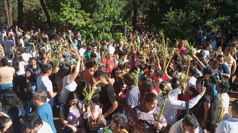 La bendición de las palmas estuvo marcada por una multitudinaria asistencia de fieles católicos.