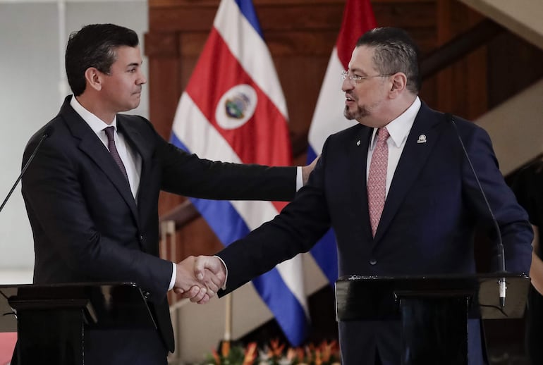  El presidente de Costa Rica, Rodrigo Chaves (d), saluda al presidente de Paraguay, Santiago Peña, este lunes en la Casa Presidencial, en San José.