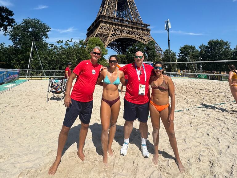 El Team Paraguay de Vóley de playa femenino en los Juegos Olímpicos París 2024.