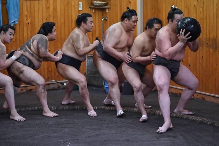 En un restaurante lleno a rebosar dos luchadores realizan una demostración de sumo entre las aclamaciones de los comensales, ávidos de descubrir el deporte nacional japonés, como cada vez más turistas extranjeros desde la reapertura de las fronteras niponas luego del final de la pandemia.