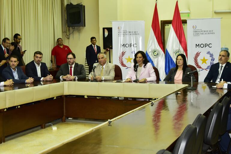 La titular del MOPC, Ing. Claudia Centurión, brindó ayer un informe por los 100 días de gestión, en una conferencia de prensa.