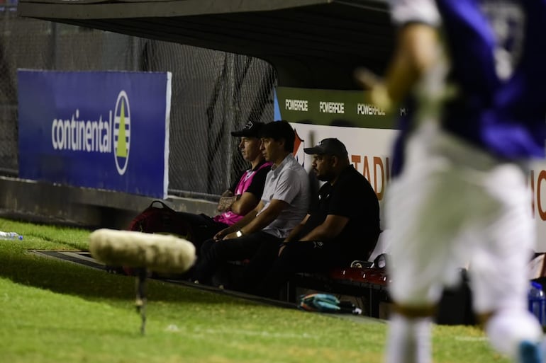 El entrenador Daniel Garnero (camisa) en el último partido con Libertad antes de asumir en la selección paraguaya.