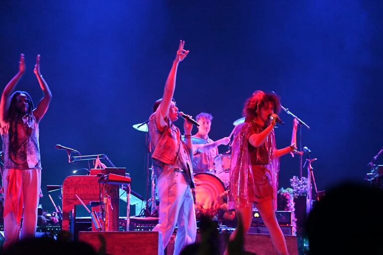 El grupo Arcade Fire desató el delirio del público, con su calidez y cercanía.