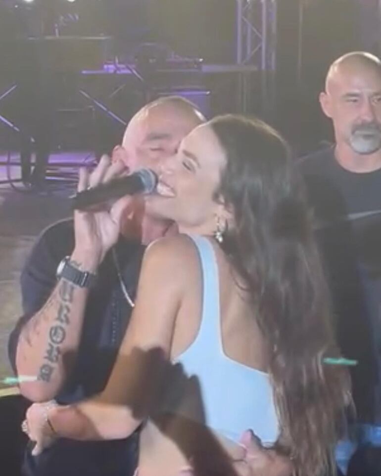 Eros Ramazzotti cantando a Dalila Gelsomino en pleno escenario. (Instagram/Dalila Gelsomino)