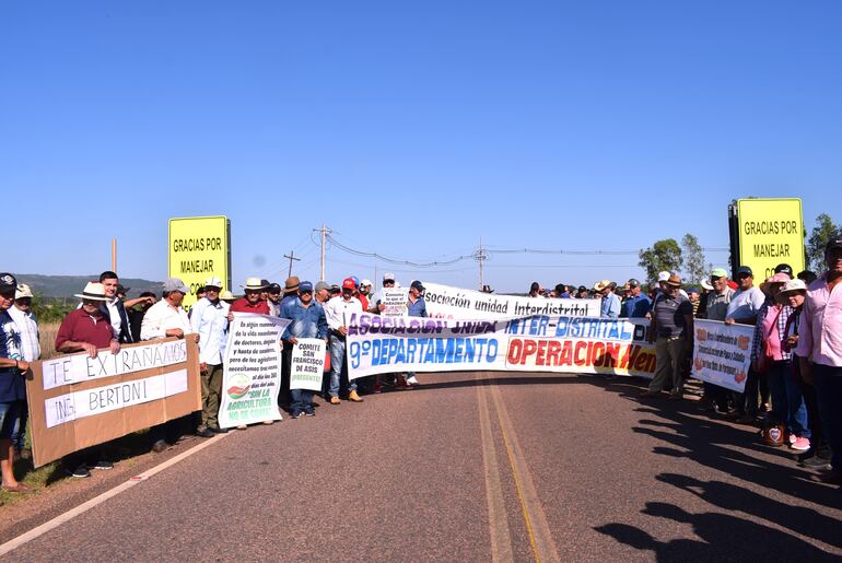 Productores cierran ruta en La Colmena, piden se ataje el contrabando, para tener mercado y precio justo. Productores, que integran la Mesa Coordinadora de Comercialización de papa y cebolla del Noveno Departamento de Paraguarí, realizan cierre intermitente a la altura del kilómetro 127 del tramo Acahay-La Colmena. Los productores protestan por el ingreso masivo de productos de contrabando. Y piden audiencia con el presidente Santiago Peña, caso contrario llegarán a  Asunción, anunciaron.