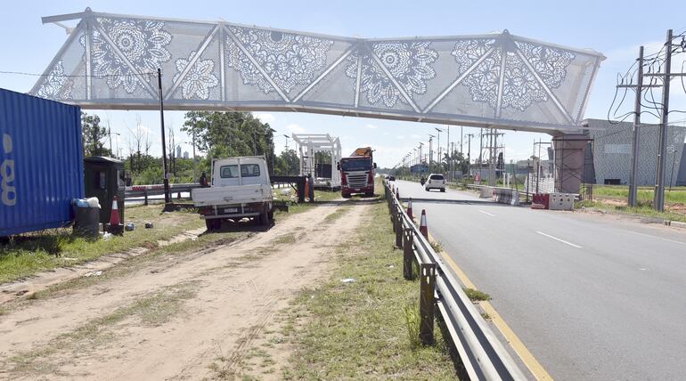 Hoy, de 06:00 a 17:00, cerrarán de nuevo la Autopista Ñu Guasu para seguir con las obras de la criticada y encarecida pasarela peatonal “ñandutí”.